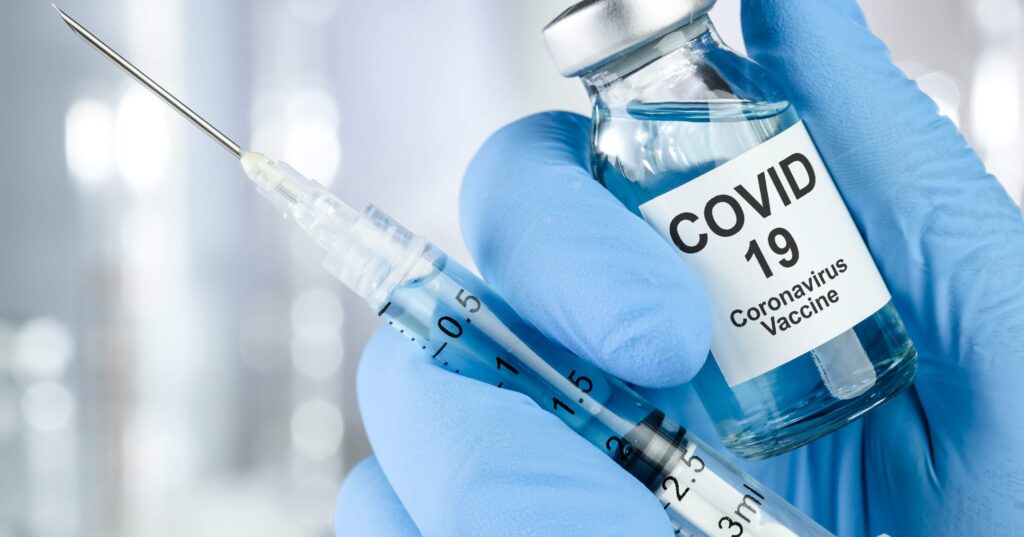 Siringa con fiala del vaccino COVID 19