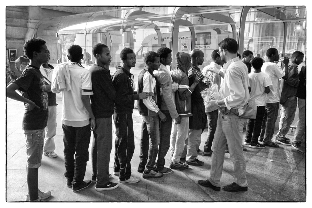 Fila di ragazzi di colore in arrivo a Milano