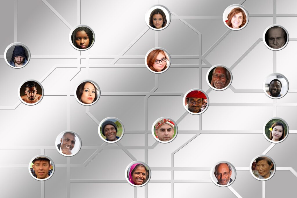 Rappresentazione di una rete nei cui nodi sono racchiuse immagini di persone di diverse etnie, età e sesso.