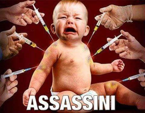 In primo piano un neonato che piange mentre viene vaccinato con 6 siringhe, in basso la scritta ASSASSINI 