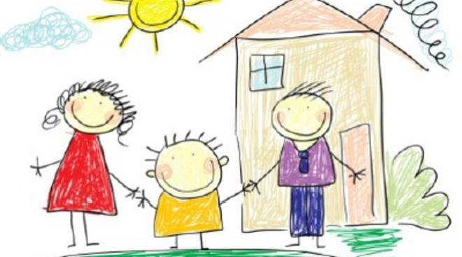 Disegno di due genitori che tengono per mano un bimbo con sullo sfondo una casetta e il sole