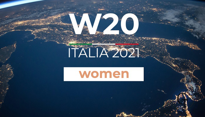 Sullo sfondo una foto notturna da un satellite dell'Italia. In primo piano la scritta W20, ITALIA 2021, WOMEN.