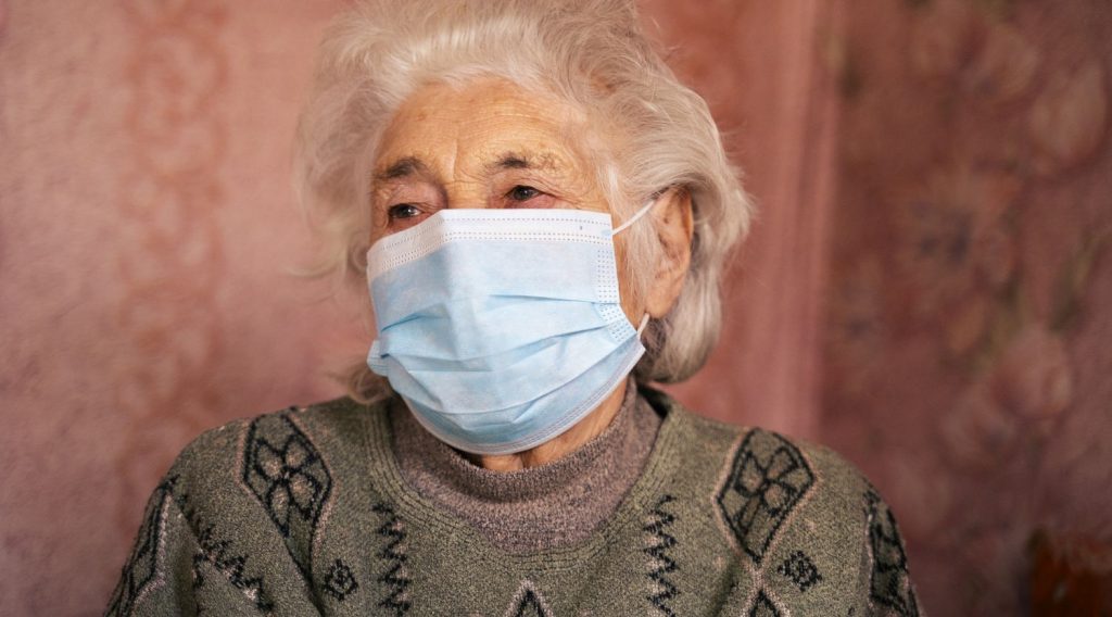 Ritratto di una persona anziana che indossa una mascherina