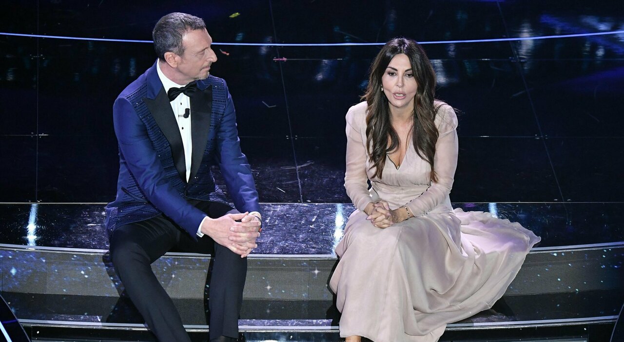Sabrina Ferilli durante il suo monologo seduta sulla gradinata del palco di Sanremo con Amadeus 
