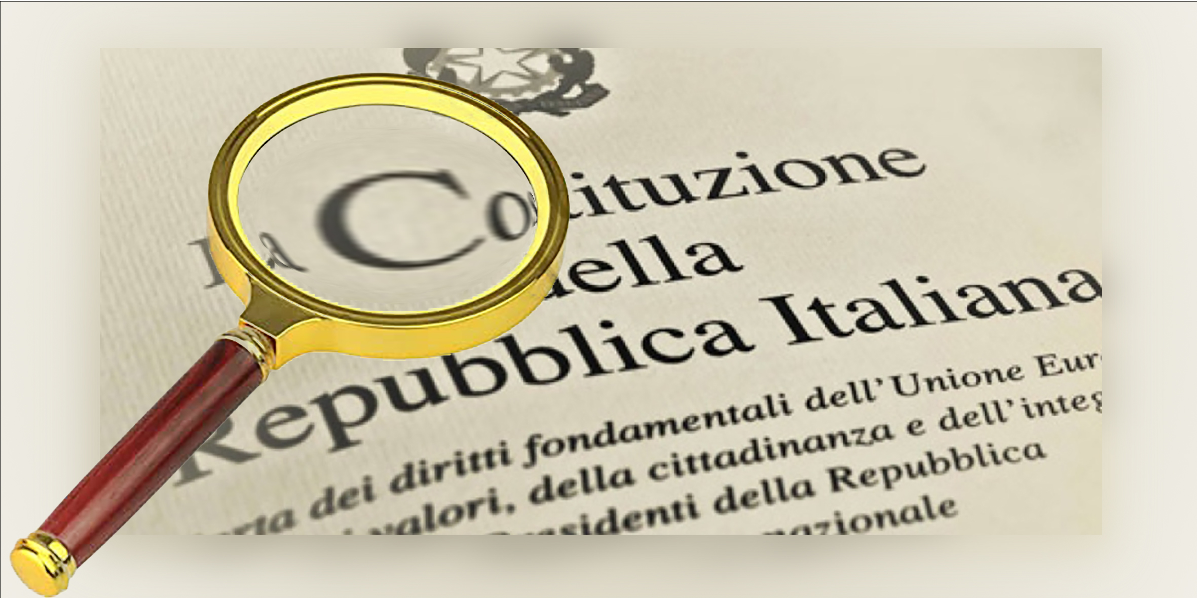 Sullo sfondo con i contorni sfumati una porzione della pagina della Costituzione con il logo della Repubblica ed in primo piano una lente di ingrandimento che ne inquadra parte del titolo